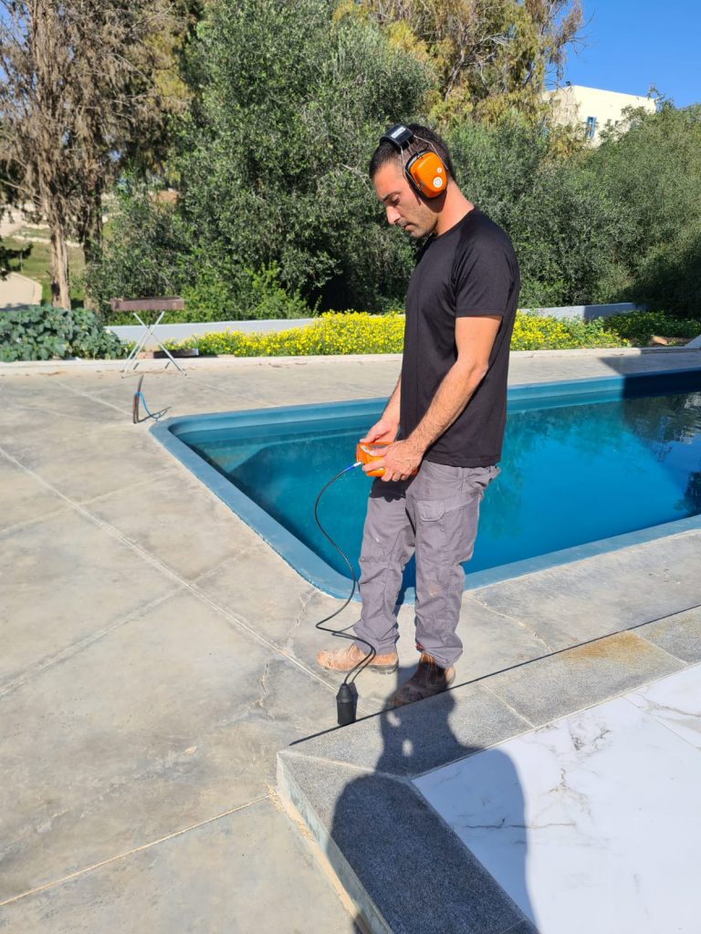 איתור נזילה בבריכת