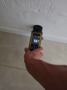 בדיקת רטיבות בקיר באמצעות מד לחות לאיתור נזילה -אינסטלטור מומחה בשרון